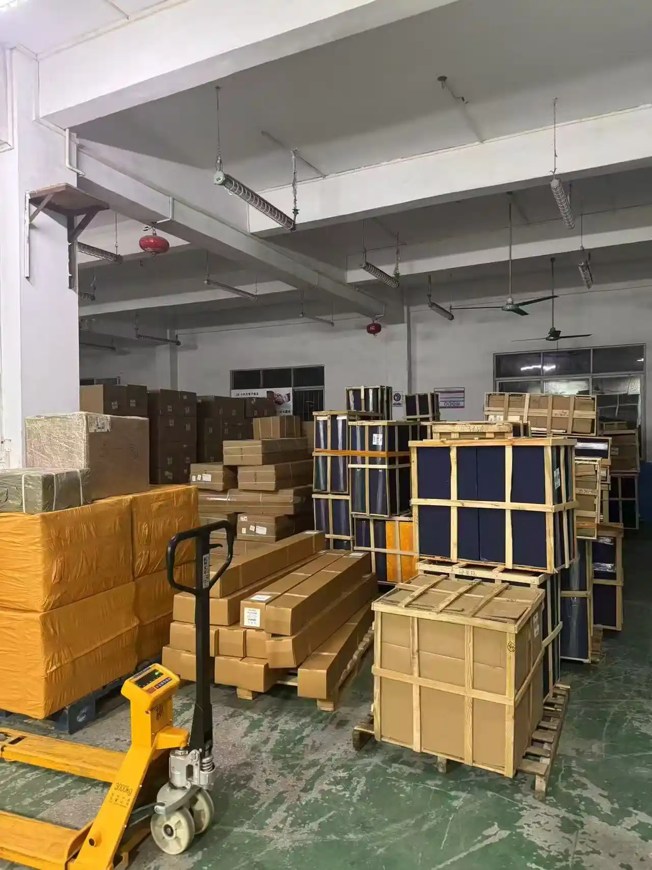 China warehouse cargo loading